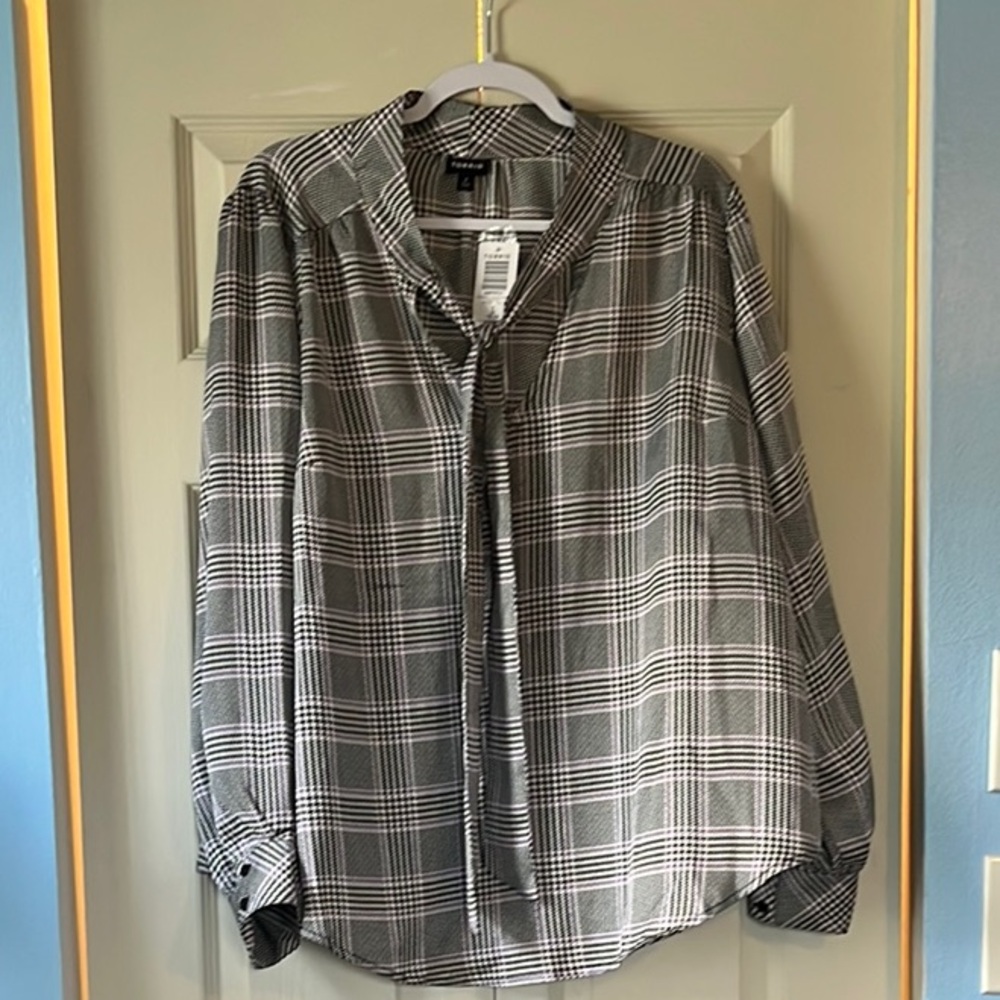Women’s Size Black and White and Purple Plaid Top